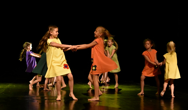 Zespół tańca współczesnego „Hulaj-Noga” w V LO